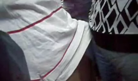 Djevojka glasno stenja porno casic kad završi