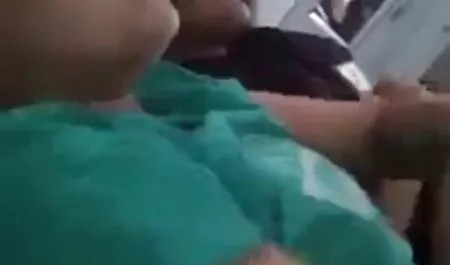 Teen štreber koji ima tvrde vibratore za reality porno movies orgazam