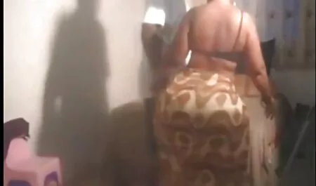 - Big titted se guši tijekom mowie porno seksa.