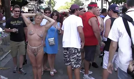 Vruća plavuša jebe svog porno grman mehaničara