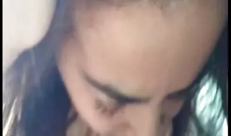 Svjetski poznata milf Sara Jay je sva crvena dok je 4you porno dildo lupa!