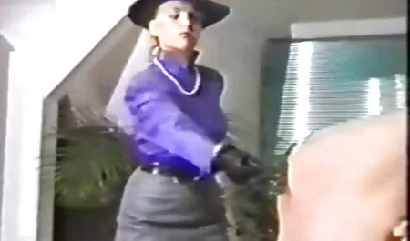 Mala brtva s malim slatkim jastučićima u prsima 1080p porno movie zadirkuje u spavaćoj sobi