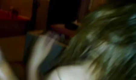 Čovjek disny porno s kamere pruža djevojčici lica bez muškog PCG-a